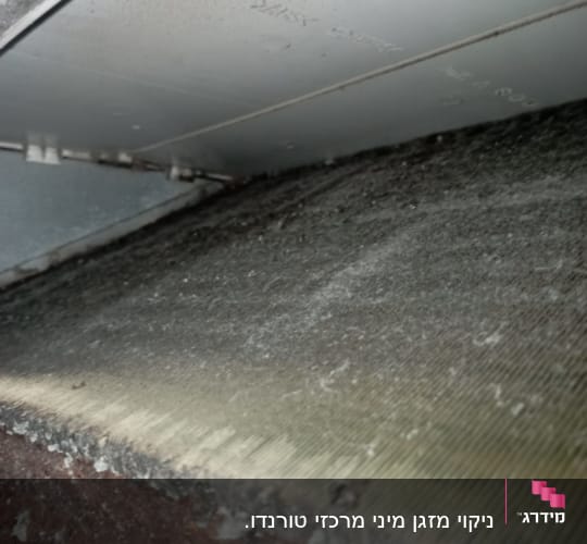 פילטר מזגן מלוכלך עם אבק ולכלוך